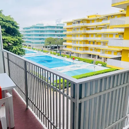 Flat By The Pool شقة